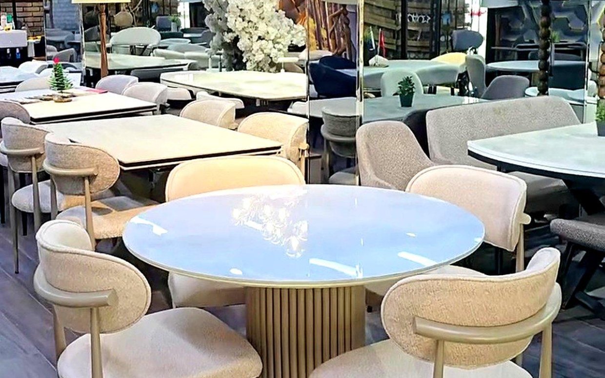 Yuvarlak Porselen Masa ve Polo Sandalye Takımı