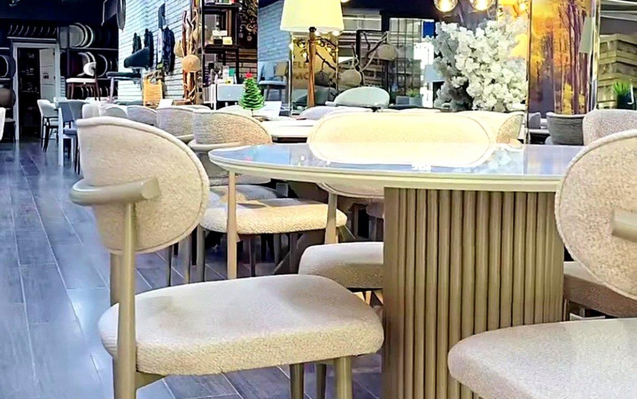 Yuvarlak Porselen Masa ve Polo Sandalye Takımı